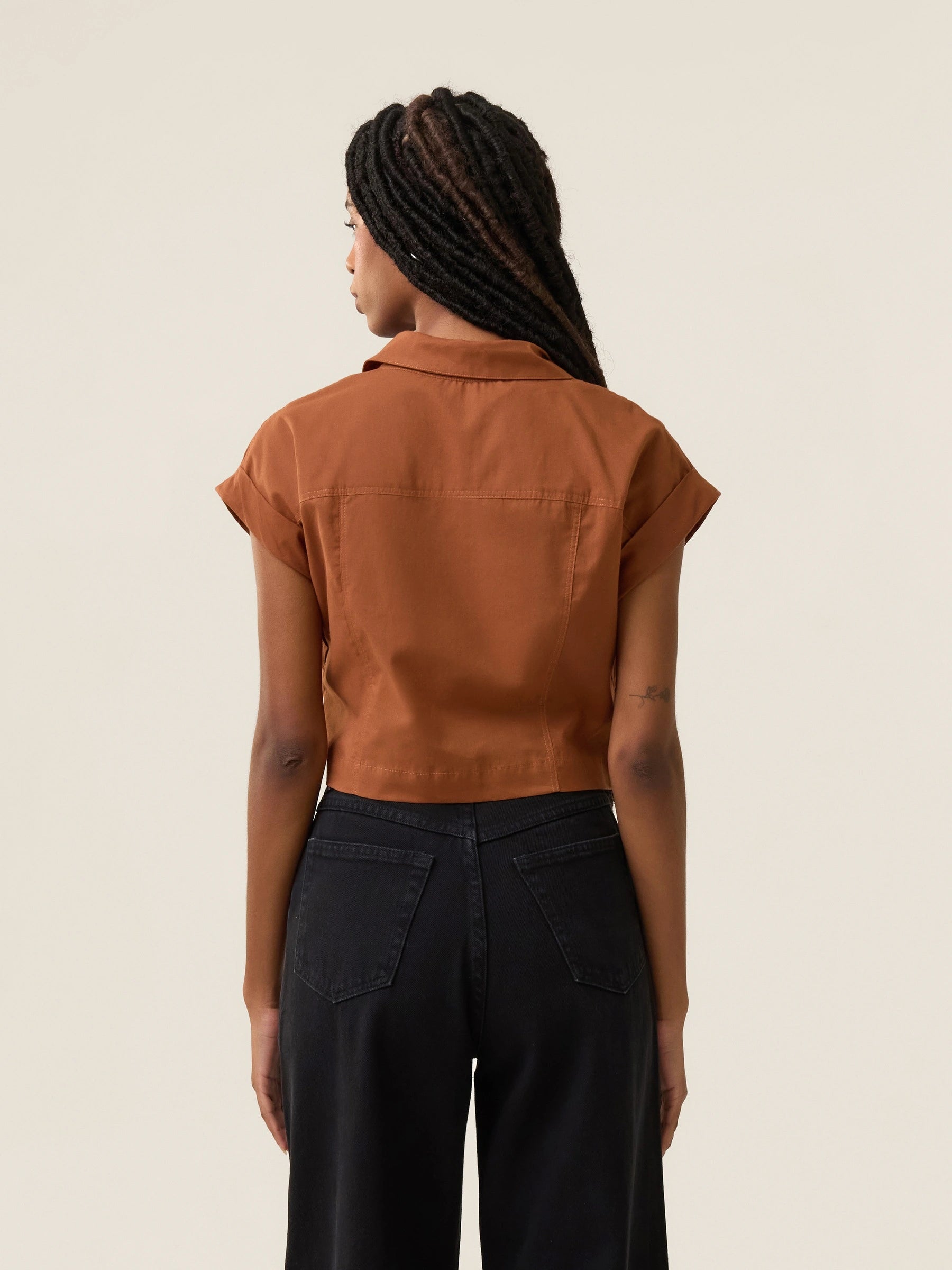 Camisa Cropped em Voil de Algodão BCI™ Begônia Terracota. Compre online moda sustentável e atemporal na Minimadeia. Roupas femininas estilosas, básicas e sustentáveis. Foto produto 01