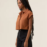 Camisa Cropped em Voil de Algodão BCI™ Begônia Terracota. Compre online moda sustentável e atemporal na Minimadeia. Roupas femininas estilosas, básicas e sustentáveis. Foto produto 02