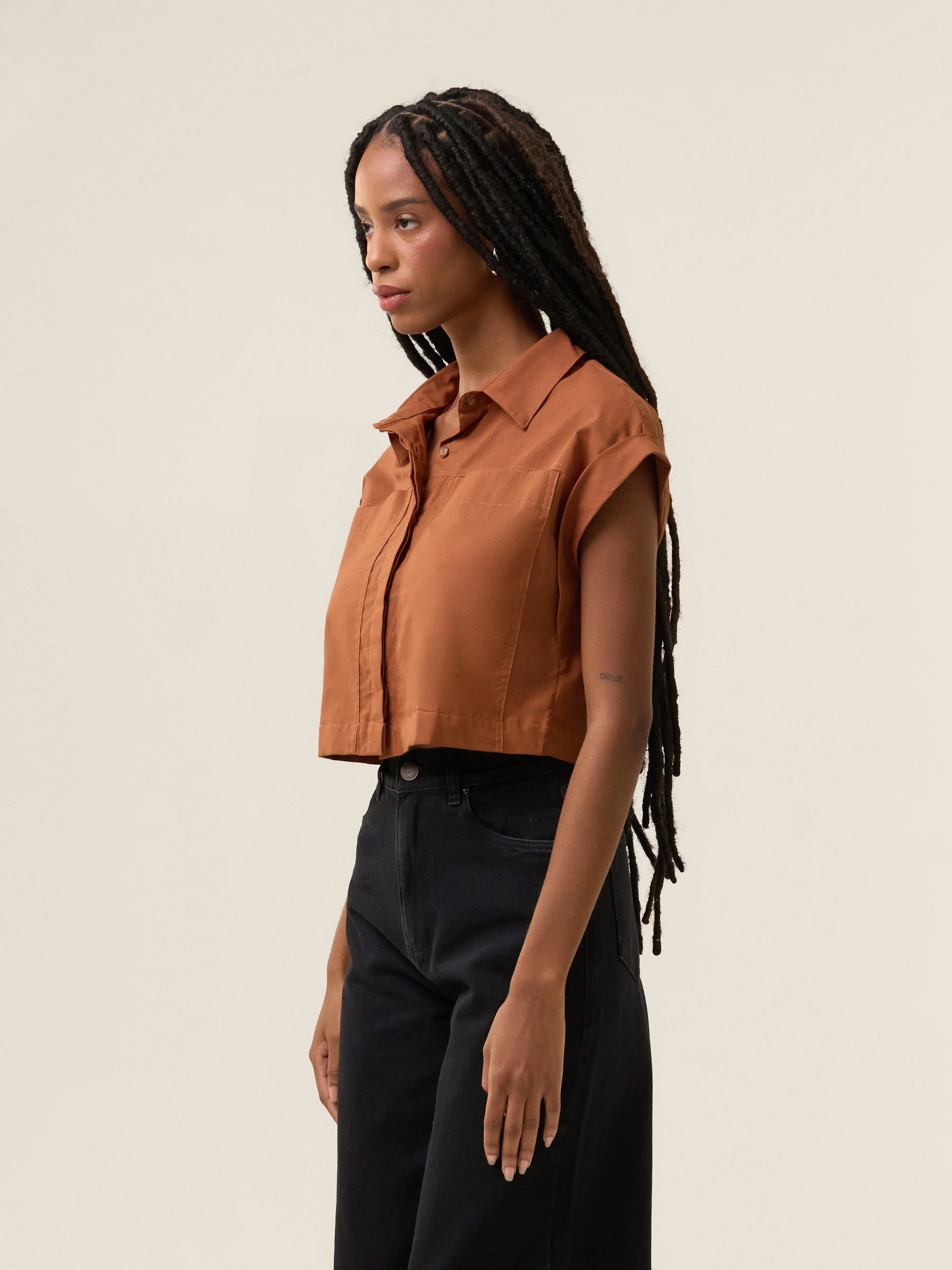 Camisa Cropped em Voil de Algodão BCI™ Begônia Terracota. Compre online moda sustentável e atemporal na Minimadeia. Roupas femininas estilosas, básicas e sustentáveis. Foto produto 02