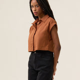 Camisa Cropped em Voil de Algodão BCI™ Begônia Terracota. Compre online moda sustentável e atemporal na Minimadeia. Roupas femininas estilosas, básicas e sustentáveis. Foto produto 03