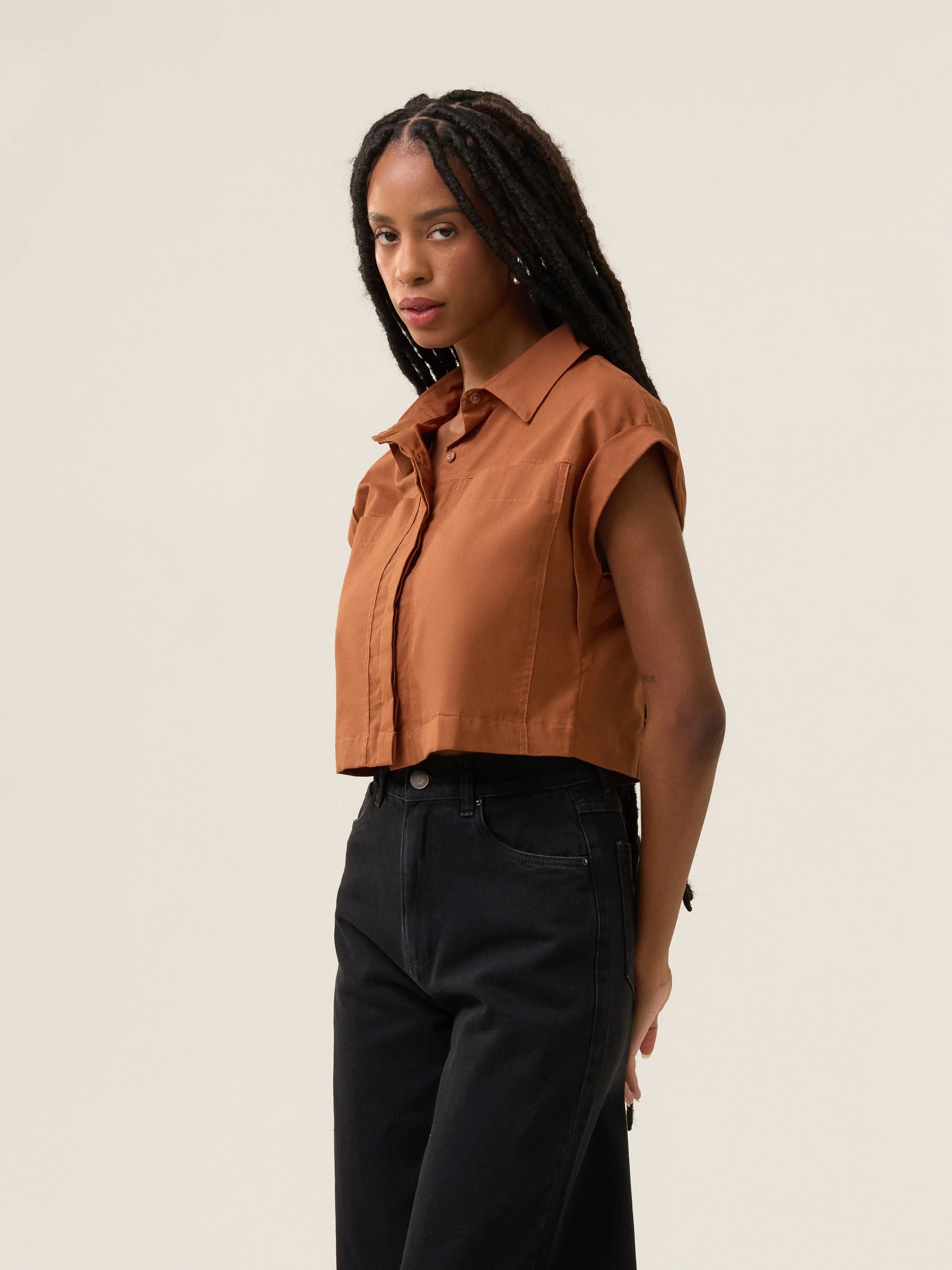 Camisa Cropped em Voil de Algodão BCI™ Begônia Terracota. Compre online moda sustentável e atemporal na Minimadeia. Roupas femininas estilosas, básicas e sustentáveis. Foto produto 03