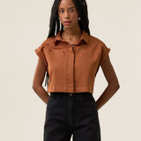 Camisa Cropped em Voil de Algodão BCI™ Begônia Terracota. Compre online moda sustentável e atemporal na Minimadeia. Roupas femininas estilosas, básicas e sustentáveis. Foto produto 04