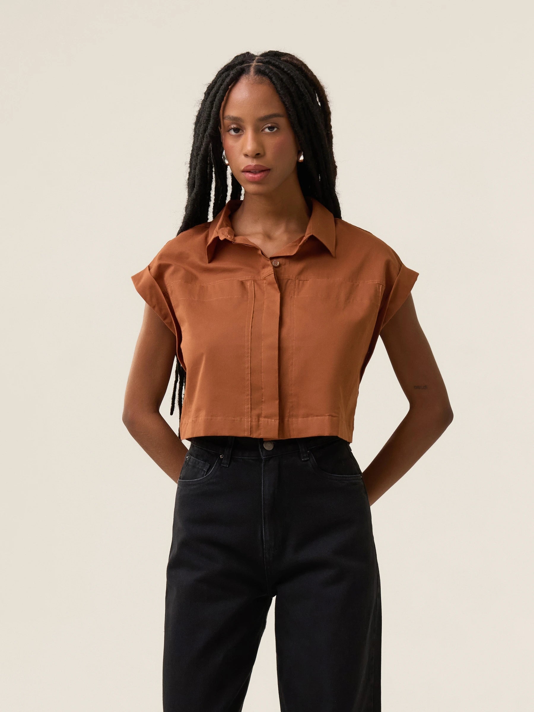 Camisa Cropped em Voil de Algodão BCI™ Begônia Terracota. Compre online moda sustentável e atemporal na Minimadeia. Roupas femininas estilosas, básicas e sustentáveis. Foto produto 04