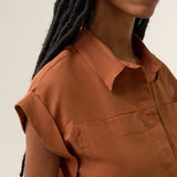 Camisa Cropped em Voil de Algodão BCI™ Begônia Terracota. Compre online moda sustentável e atemporal na Minimadeia. Roupas femininas estilosas, básicas e sustentáveis. Foto produto 05