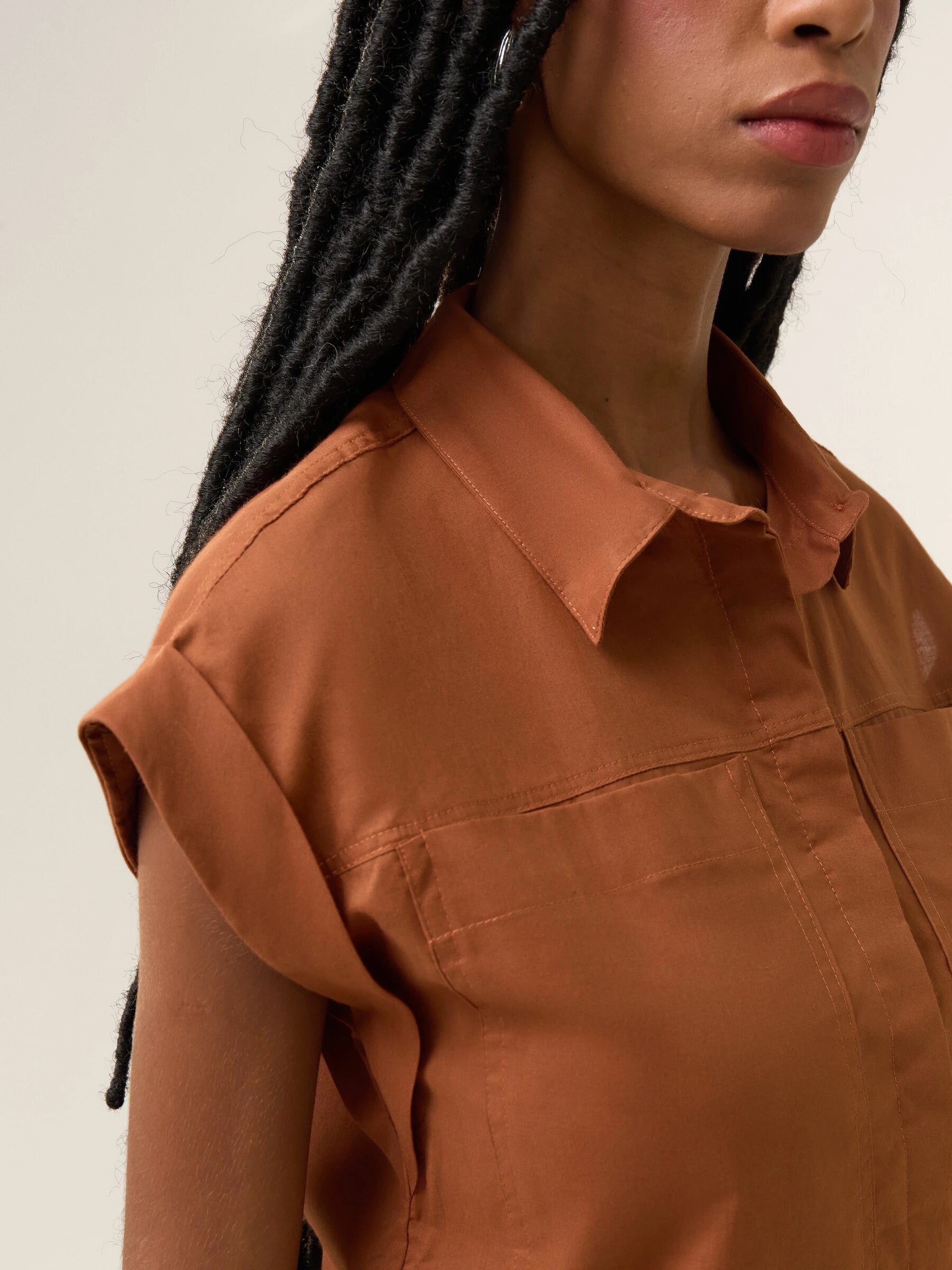 Camisa Cropped em Voil de Algodão BCI™ Begônia Terracota. Compre online moda sustentável e atemporal na Minimadeia. Roupas femininas estilosas, básicas e sustentáveis. Foto produto 05