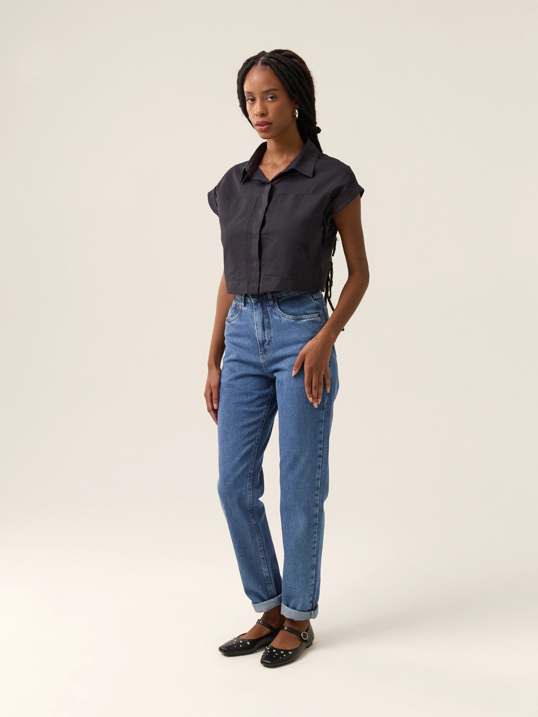 Camisa Cropped em Voil de Algodão BCI™ Begônia Azul Marinho. Compre online moda sustentável e atemporal na Minimadeia. Roupas femininas estilosas, básicas e sustentáveis. Foto produto 11