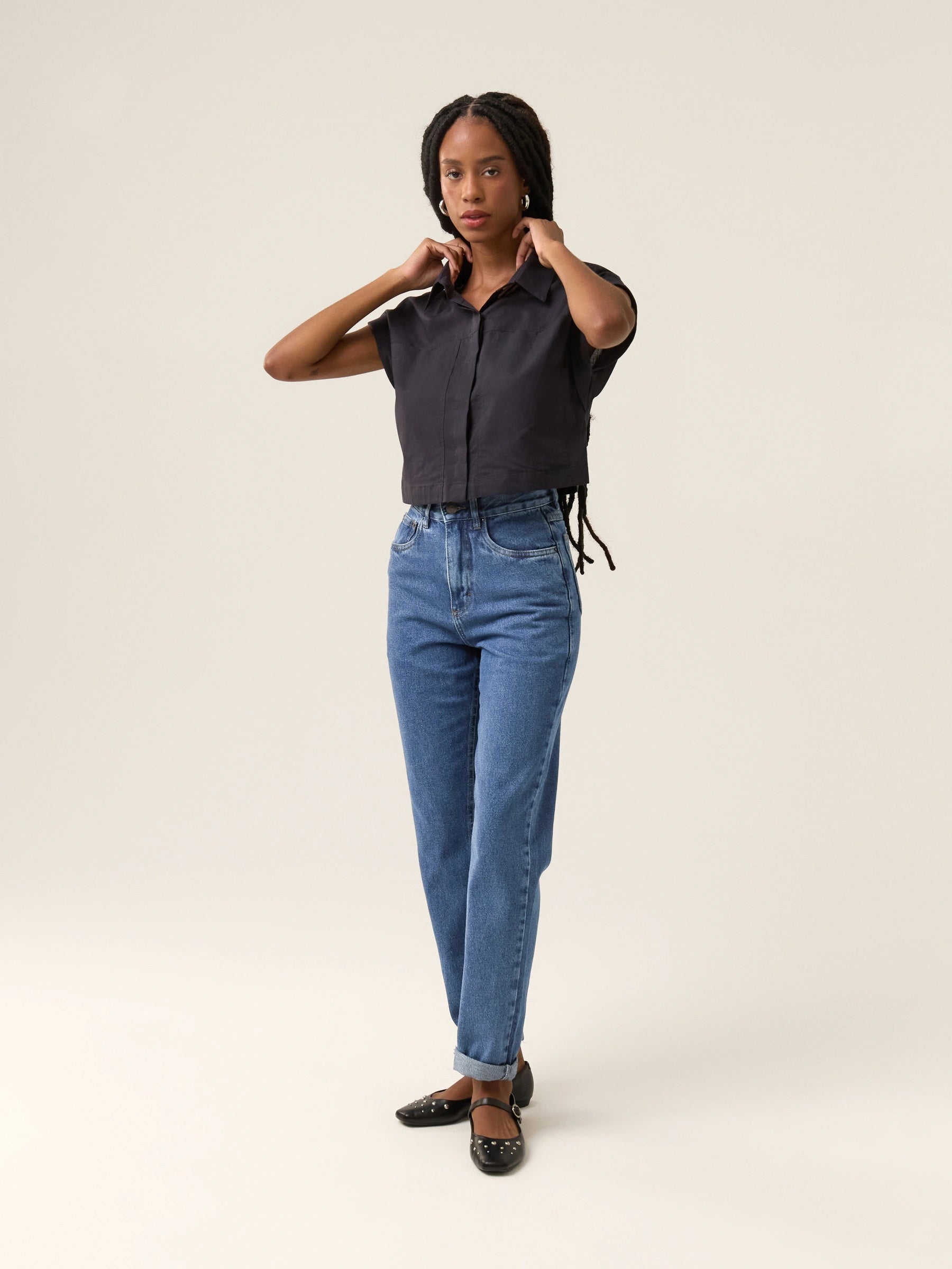 Camisa Cropped em Voil de Algodão BCI™ Begônia Azul Marinho. Compre online moda sustentável e atemporal na Minimadeia. Roupas femininas estilosas, básicas e sustentáveis. Foto produto 12