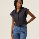 Camisa Cropped em Voil de Algodão BCI™ Begônia Azul Marinho. Compre online moda sustentável e atemporal na Minimadeia. Roupas femininas estilosas, básicas e sustentáveis. Foto produto 13