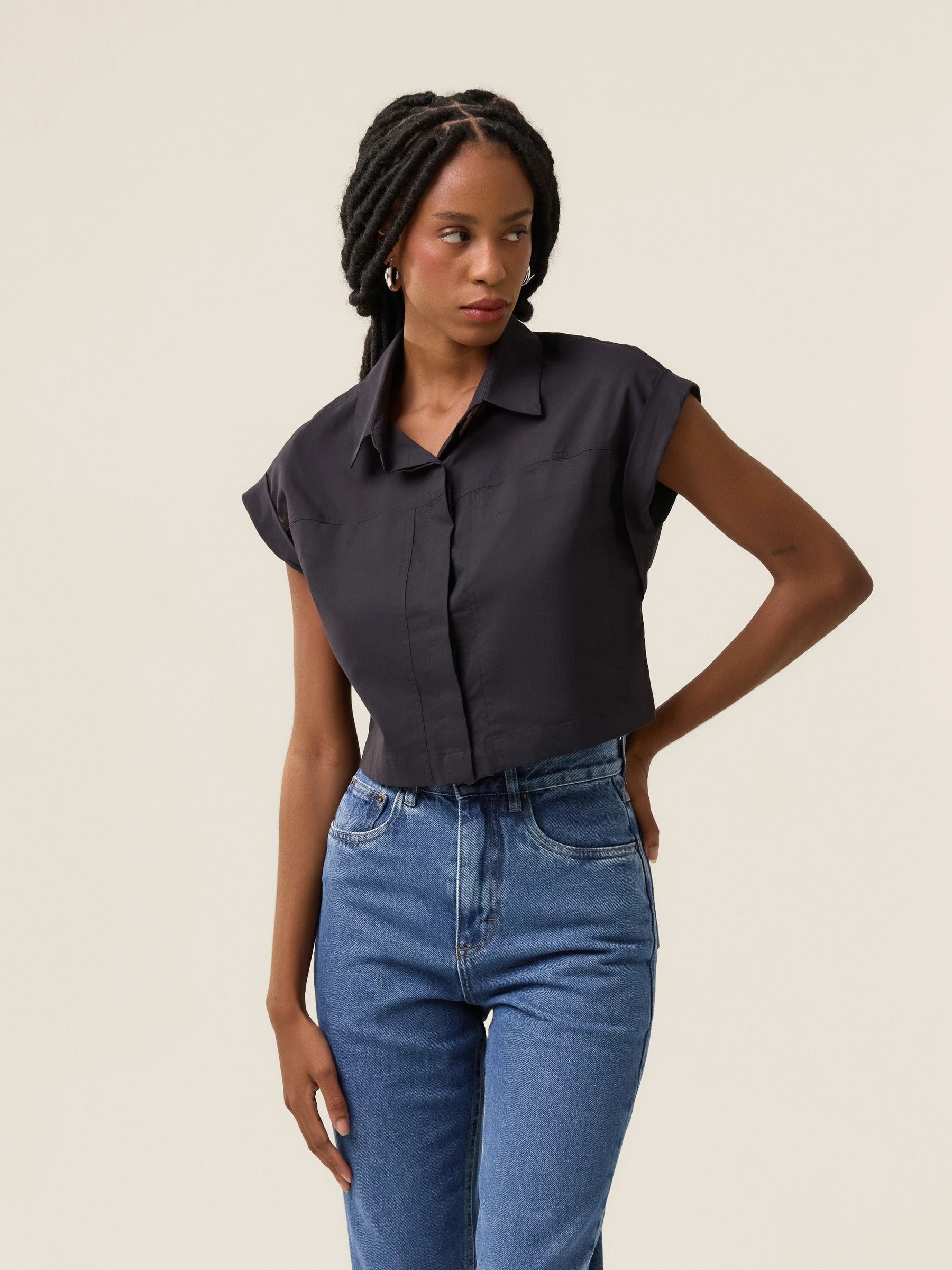 Camisa Cropped em Voil de Algodão BCI™ Begônia Azul Marinho. Compre online moda sustentável e atemporal na Minimadeia. Roupas femininas estilosas, básicas e sustentáveis. Foto produto 13