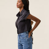 Camisa Cropped em Voil de Algodão BCI™ Begônia Azul Marinho. Compre online moda sustentável e atemporal na Minimadeia. Roupas femininas estilosas, básicas e sustentáveis. Foto produto 14