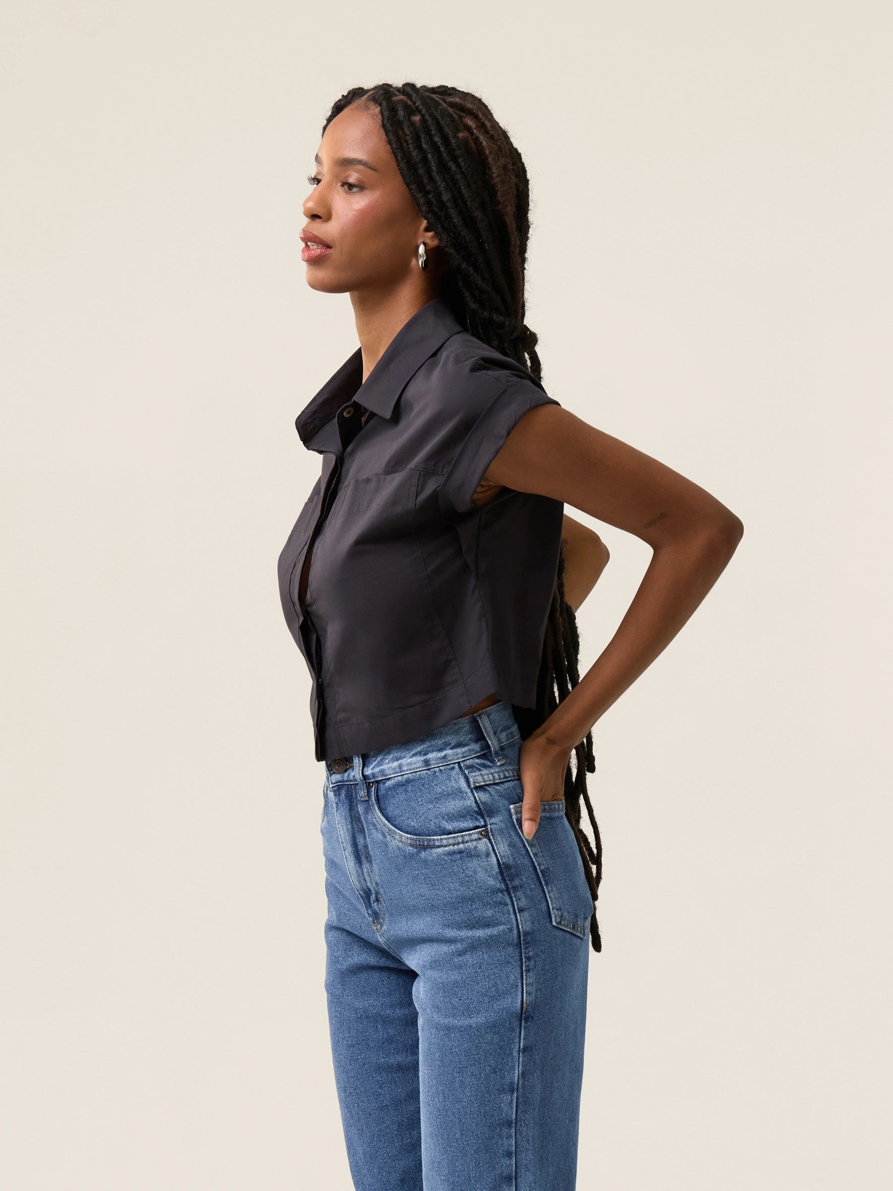 Camisa Cropped em Voil de Algodão BCI™ Begônia Azul Marinho. Compre online moda sustentável e atemporal na Minimadeia. Roupas femininas estilosas, básicas e sustentáveis. Foto produto 14