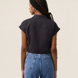 Camisa Cropped em Voil de Algodão BCI™ Begônia Azul Marinho. Compre online moda sustentável e atemporal na Minimadeia. Roupas femininas estilosas, básicas e sustentáveis. Foto produto 15