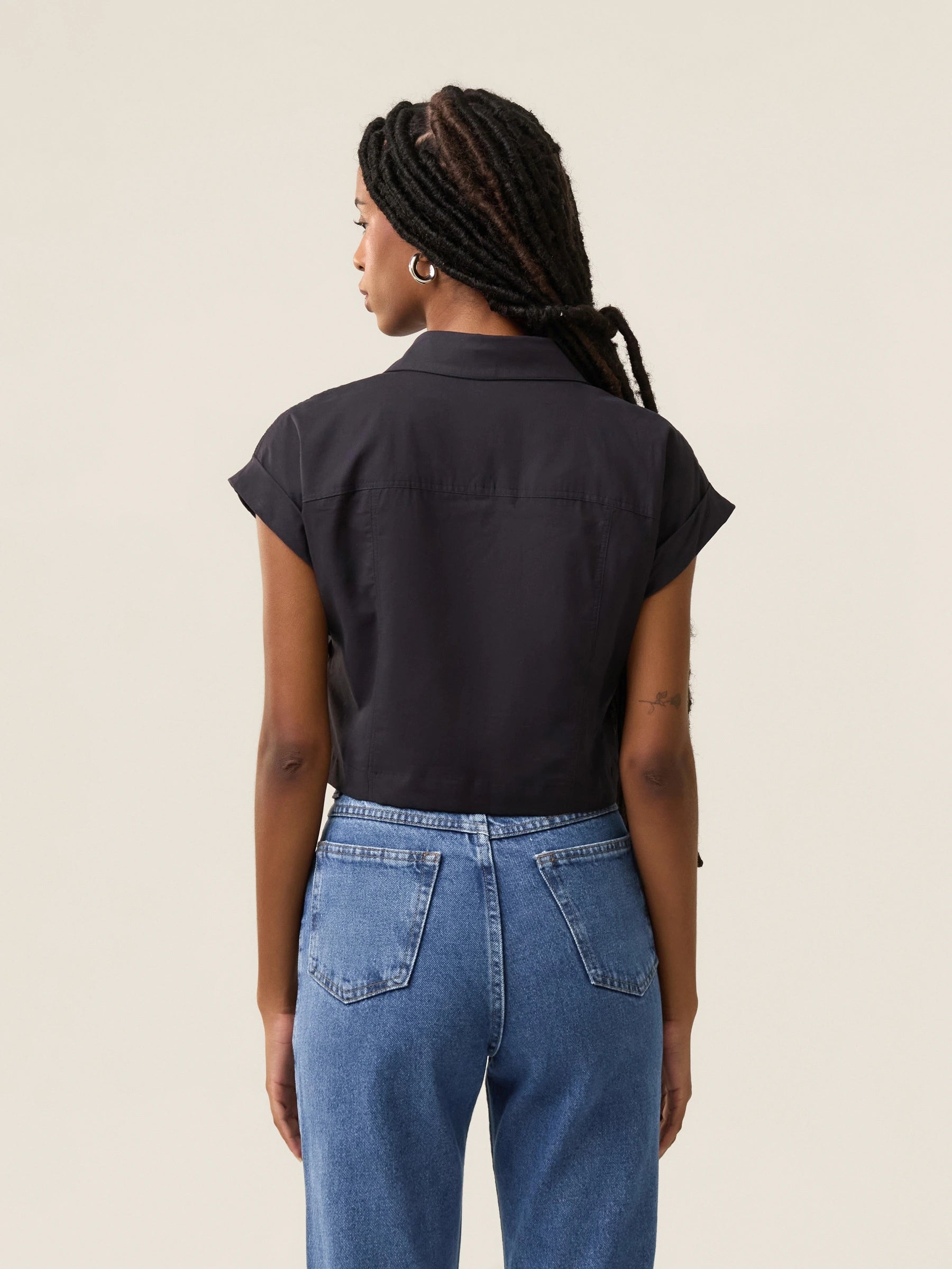 Camisa Cropped em Voil de Algodão BCI™ Begônia Azul Marinho. Compre online moda sustentável e atemporal na Minimadeia. Roupas femininas estilosas, básicas e sustentáveis. Foto produto 15