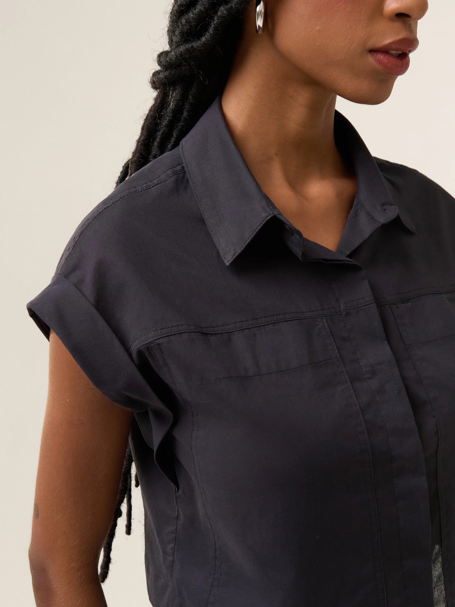 Camisa Cropped em Voil de Algodão BCI™ Begônia Azul Marinho. Compre online moda sustentável e atemporal na Minimadeia. Roupas femininas estilosas, básicas e sustentáveis. Foto produto 16