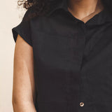 Camisa Cropped em Voil de Algodão BCI™ Azul Marinho Escuro. Compre online moda sustentável e atemporal na Minimadeia. Roupas femininas estilosas, básicas e sustentáveis. Foto produto 07