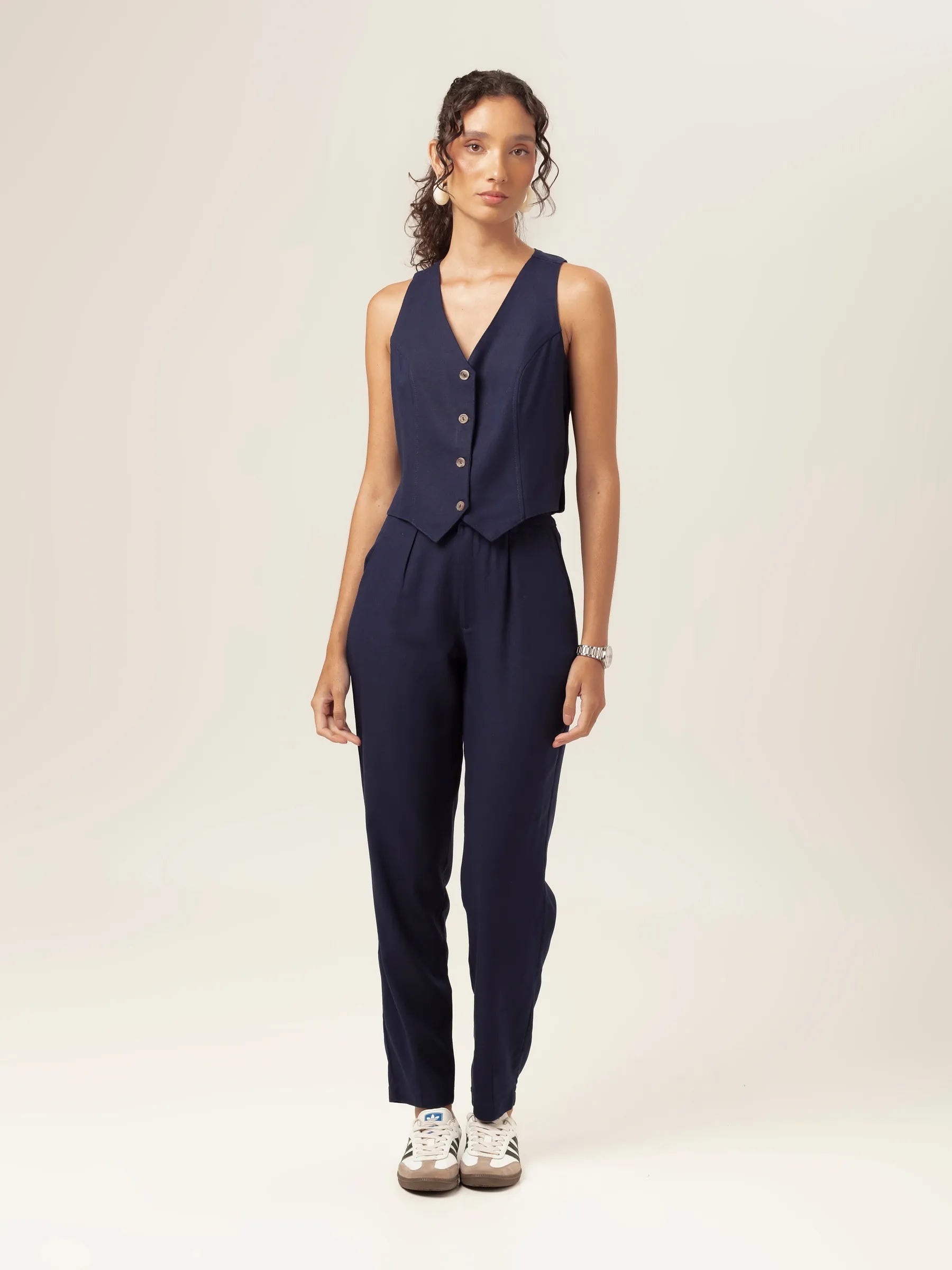 Colete Alfaiataria Calêndula de Linho e Viscose FSC™ Azul Escuro. Compre online moda sustentável e atemporal na Minimadeia, marca slow fashion de roupas femininas. Foto produto MAR26 01