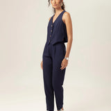 Colete Alfaiataria Calêndula de Linho e Viscose FSC™ Azul Escuro. Compre online moda sustentável e atemporal na Minimadeia, marca slow fashion de roupas femininas. Foto produto MAR26 02