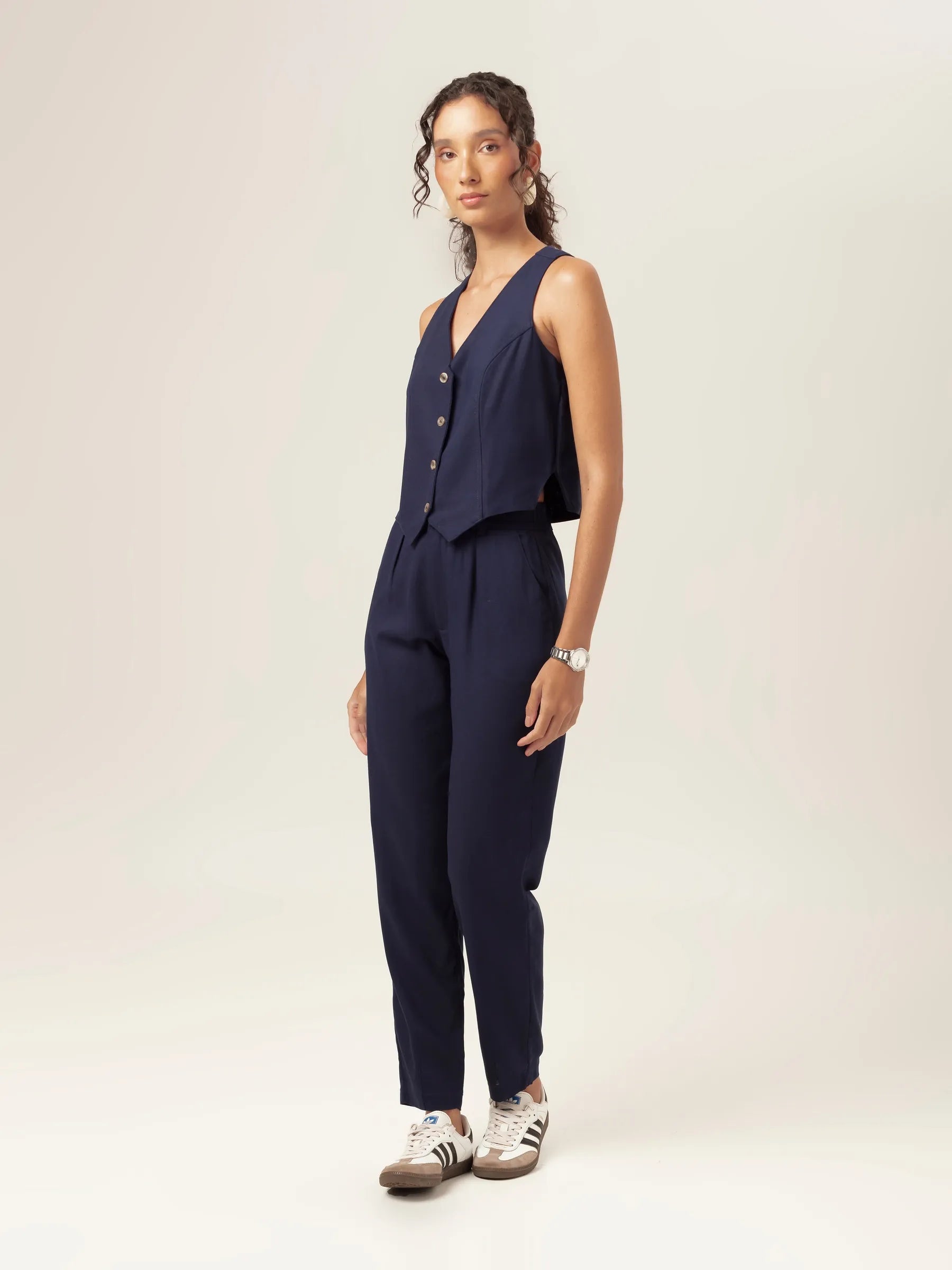 Colete Alfaiataria Calêndula de Linho e Viscose FSC™ Azul Escuro. Compre online moda sustentável e atemporal na Minimadeia, marca slow fashion de roupas femininas. Foto produto MAR26 02
