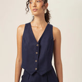 Colete Alfaiataria Calêndula de Linho e Viscose FSC™ Azul Escuro. Compre online moda sustentável e atemporal na Minimadeia, marca slow fashion de roupas femininas. Foto produto MAR26 03