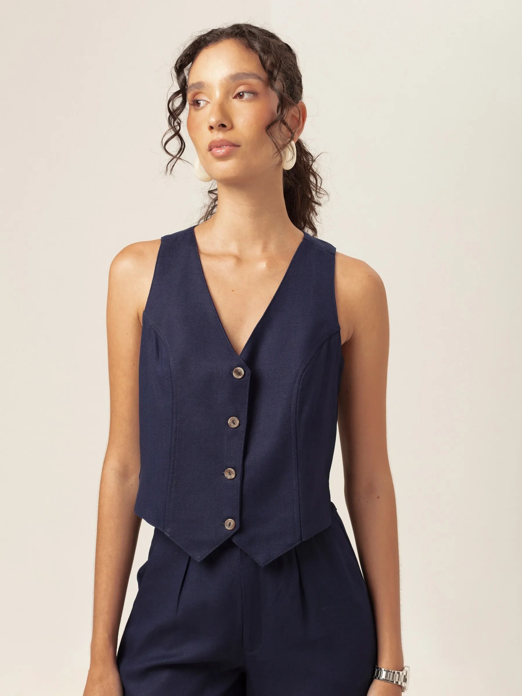 Colete Alfaiataria Calêndula de Linho e Viscose FSC™ Azul Escuro. Compre online moda sustentável e atemporal na Minimadeia, marca slow fashion de roupas femininas. Foto produto MAR26 03