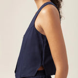 Colete Alfaiataria Calêndula de Linho e Viscose FSC™ Azul Escuro. Compre online moda sustentável e atemporal na Minimadeia, marca slow fashion de roupas femininas. Foto produto MAR26 05
