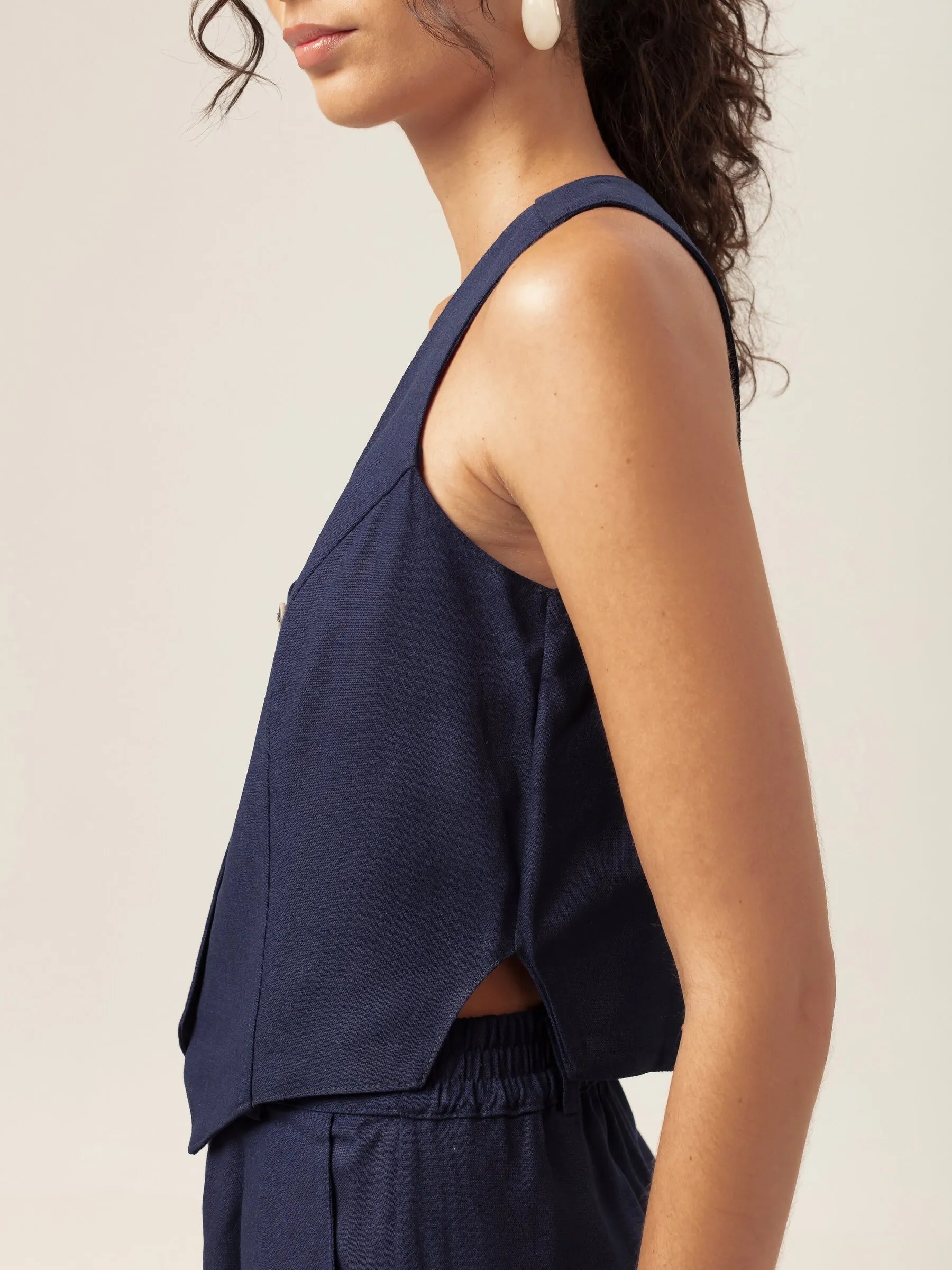 Colete Alfaiataria Calêndula de Linho e Viscose FSC™ Azul Escuro. Compre online moda sustentável e atemporal na Minimadeia, marca slow fashion de roupas femininas. Foto produto MAR26 05