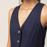 Colete Alfaiataria Calêndula de Linho e Viscose FSC™ Azul Escuro. Compre online moda sustentável e atemporal na Minimadeia, marca slow fashion de roupas femininas. Foto produto MAR26 06