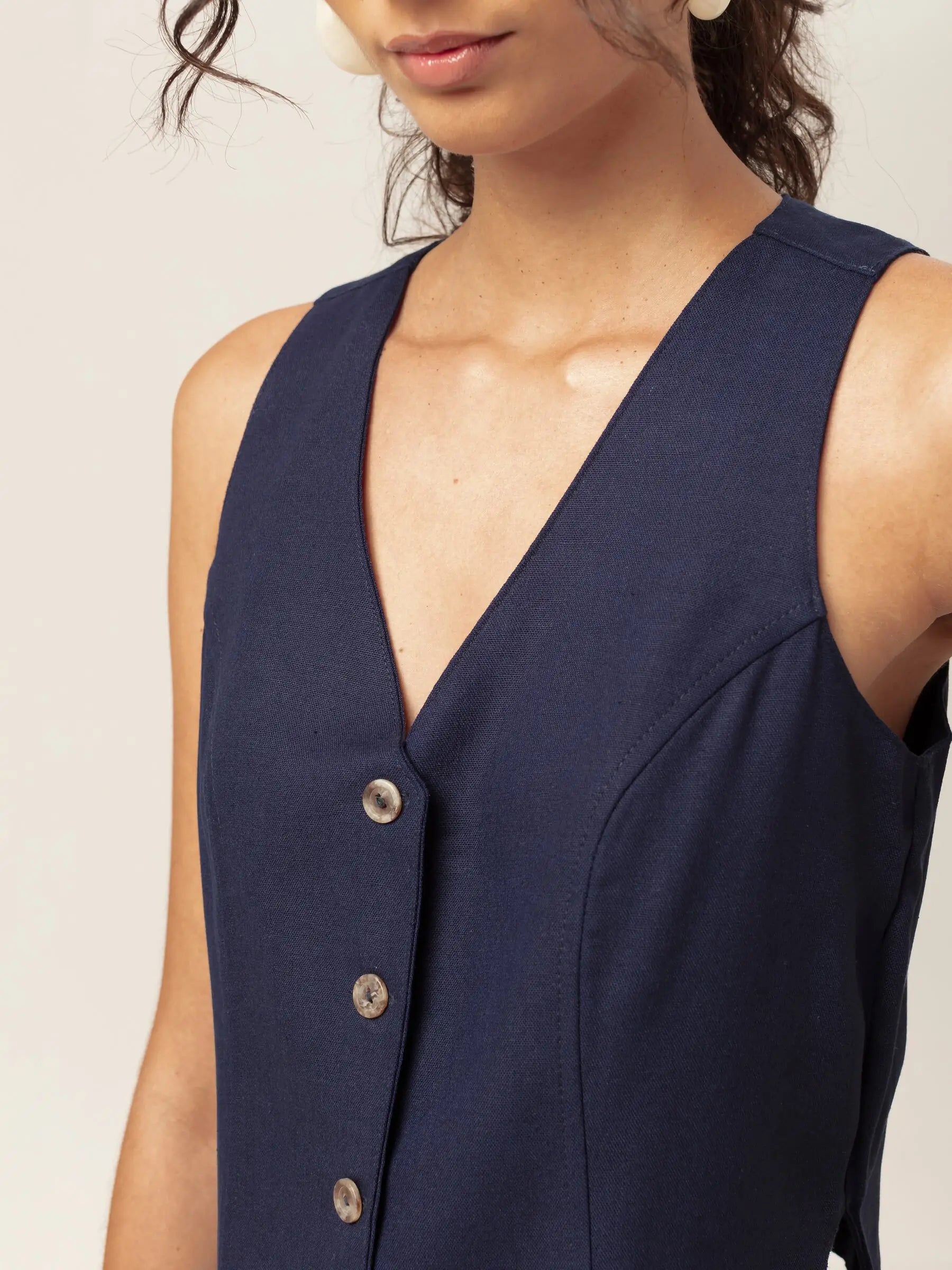 Colete Alfaiataria Calêndula de Linho e Viscose FSC™ Azul Escuro. Compre online moda sustentável e atemporal na Minimadeia, marca slow fashion de roupas femininas. Foto produto MAR26 06