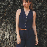 Colete Alfaiataria Calêndula de Linho e Viscose FSC™ Azul Escuro. Compre online moda sustentável e atemporal na Minimadeia, marca slow fashion de roupas femininas. Foto produto SET25 01