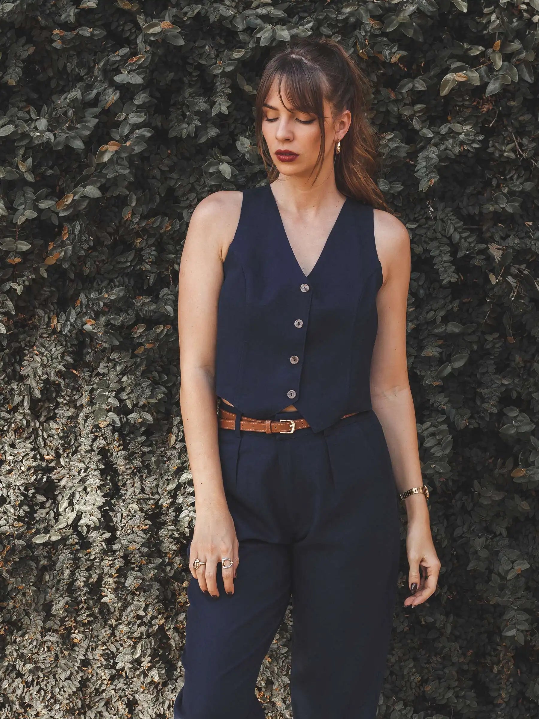 Colete Alfaiataria Calêndula de Linho e Viscose FSC™ Azul Escuro. Compre online moda sustentável e atemporal na Minimadeia, marca slow fashion de roupas femininas. Foto produto SET25 01