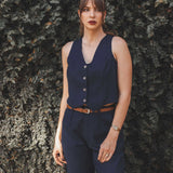 Colete Alfaiataria Calêndula de Linho e Viscose FSC™ Azul Escuro. Compre online moda sustentável e atemporal na Minimadeia, marca slow fashion de roupas femininas. Foto produto SET25 04