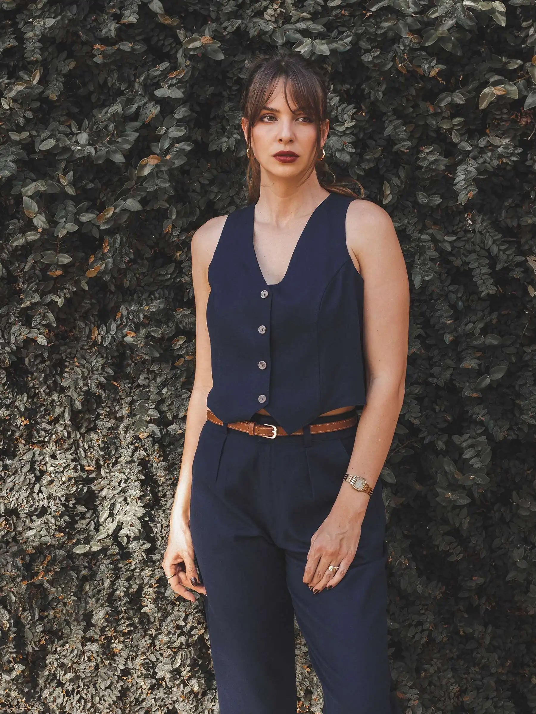 Colete Alfaiataria Calêndula de Linho e Viscose FSC™ Azul Escuro. Compre online moda sustentável e atemporal na Minimadeia, marca slow fashion de roupas femininas. Foto produto SET25 04