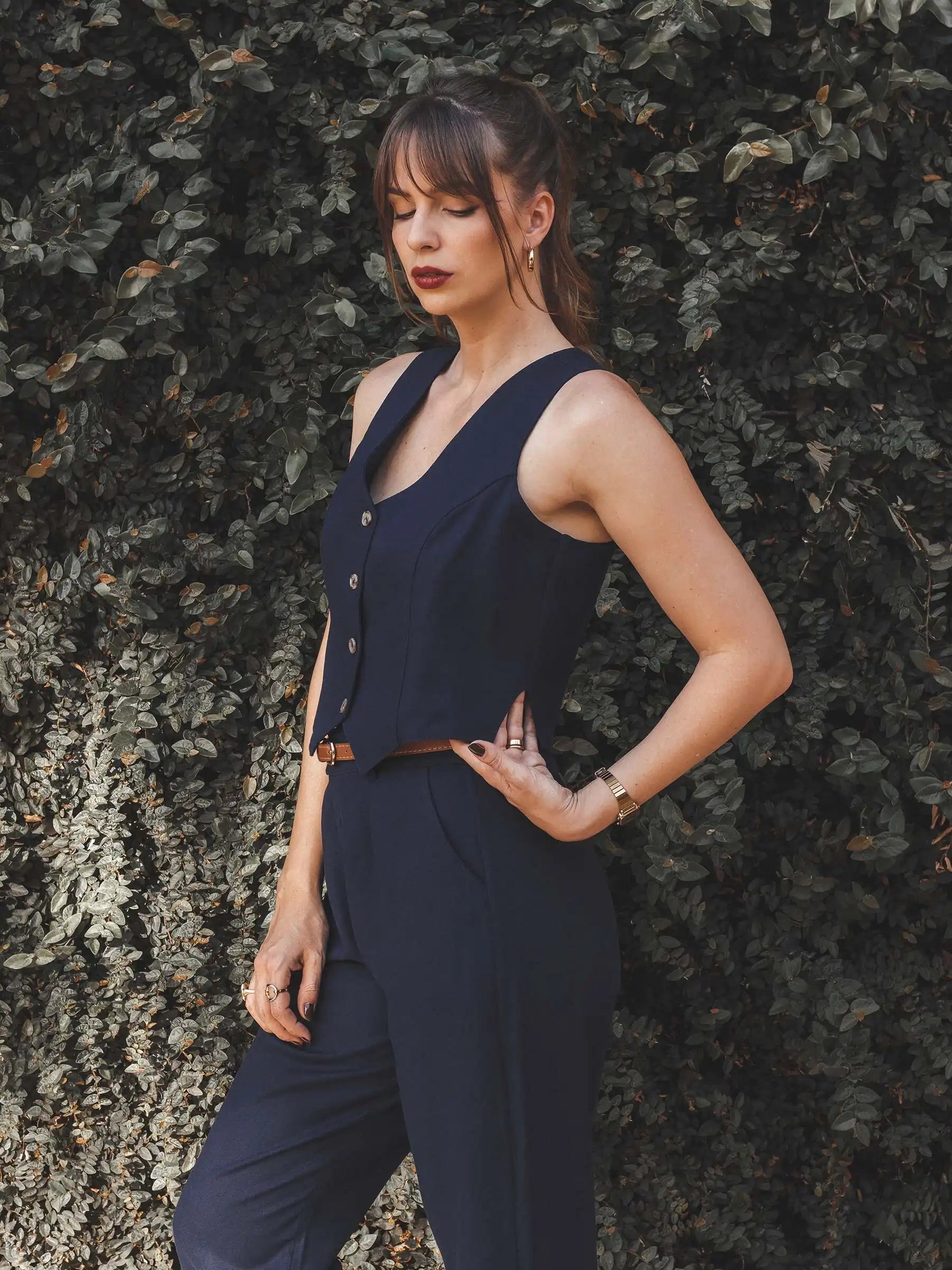 Colete Alfaiataria Calêndula de Linho e Viscose FSC™ Azul Escuro. Compre online moda sustentável e atemporal na Minimadeia, marca slow fashion de roupas femininas. Foto produto SET25 06