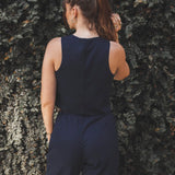 Colete Alfaiataria Calêndula de Linho e Viscose FSC™ Azul Escuro. Compre online moda sustentável e atemporal na Minimadeia, marca slow fashion de roupas femininas. Foto produto SET25 08