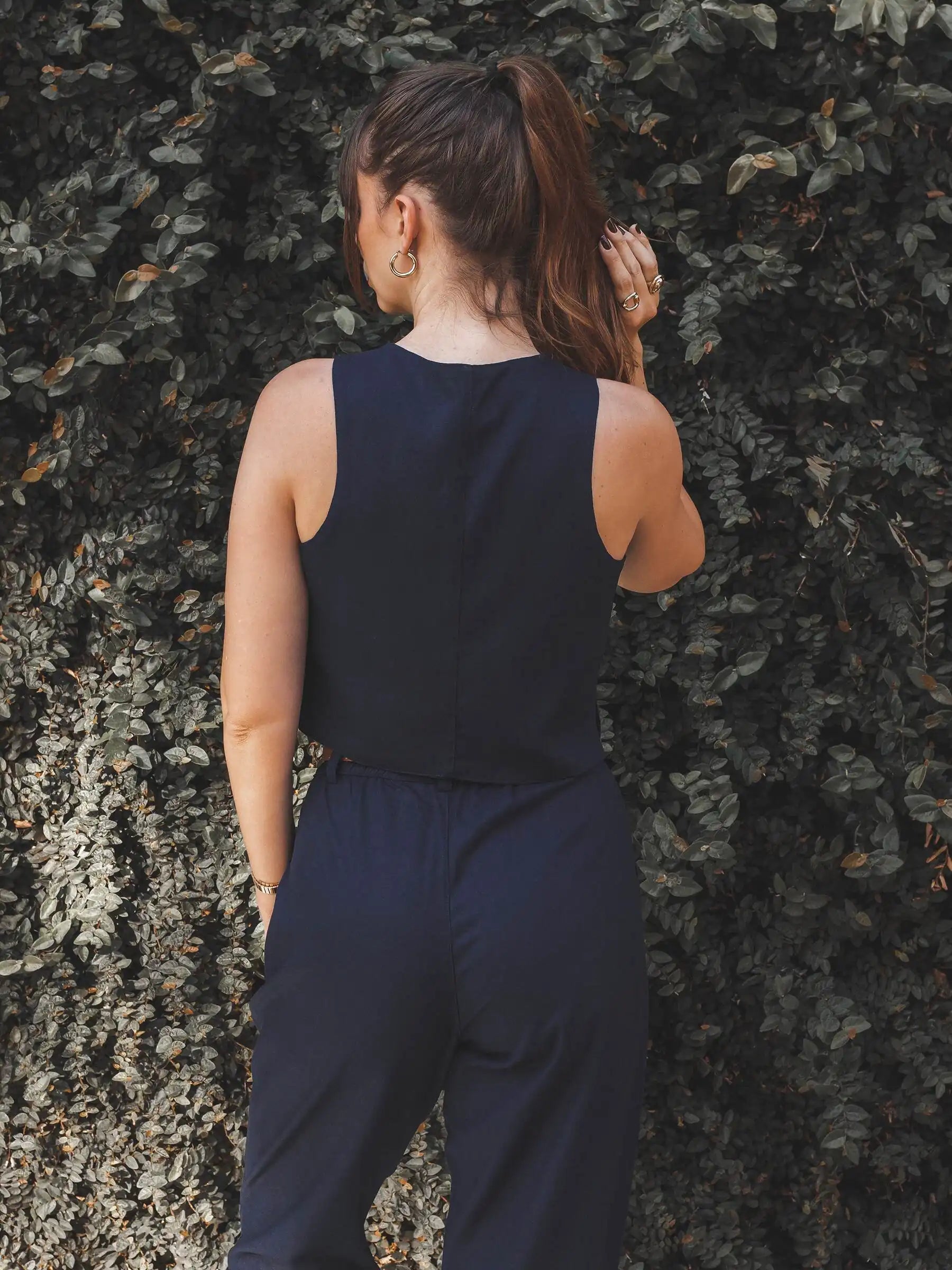 Colete Alfaiataria Calêndula de Linho e Viscose FSC™ Azul Escuro. Compre online moda sustentável e atemporal na Minimadeia, marca slow fashion de roupas femininas. Foto produto SET25 08