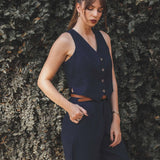 Colete Alfaiataria Calêndula de Linho e Viscose FSC™ Azul Escuro. Compre online moda sustentável e atemporal na Minimadeia, marca slow fashion de roupas femininas. Foto produto SET25 11