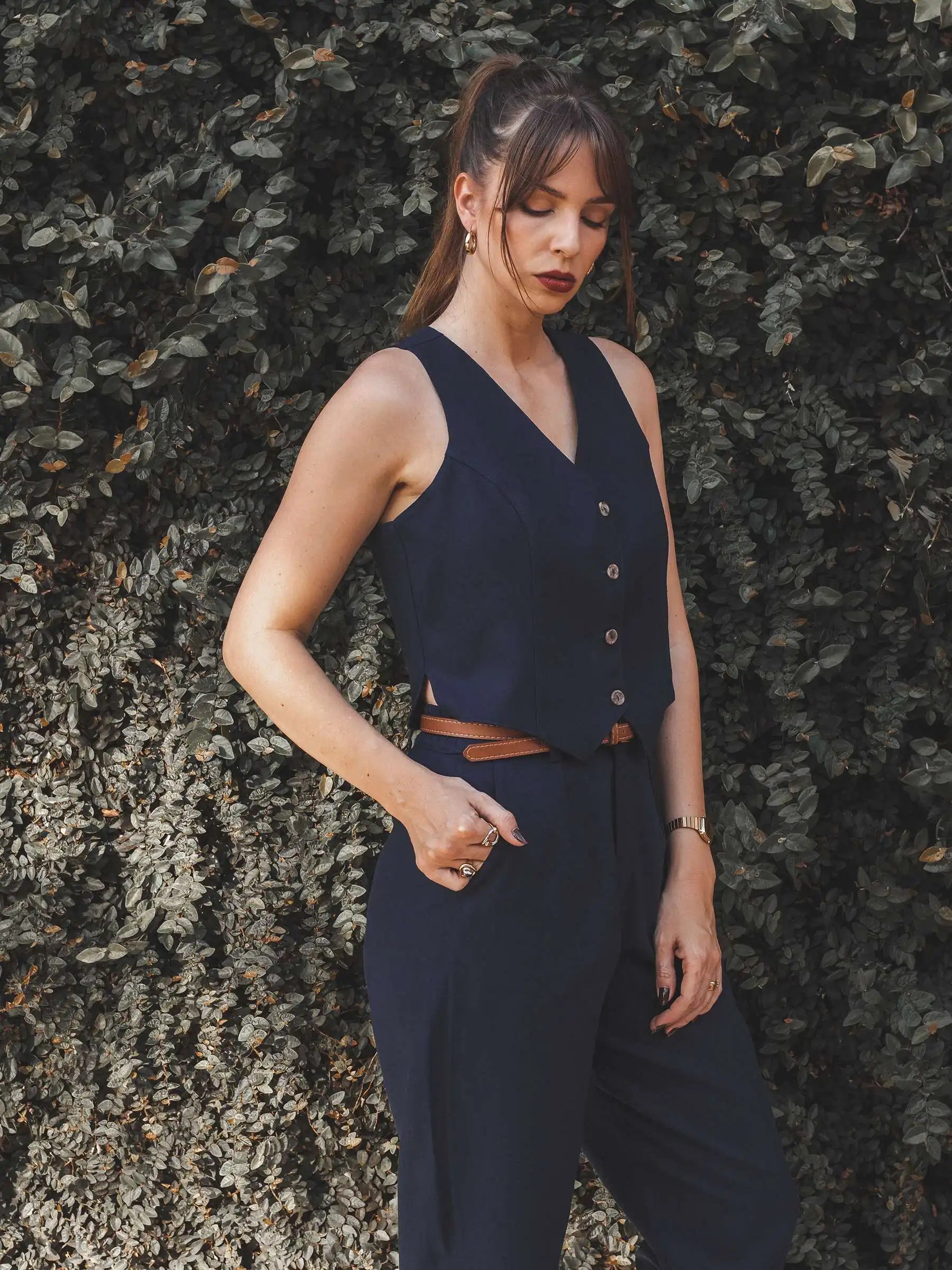 Colete Alfaiataria Calêndula de Linho e Viscose FSC™ Azul Escuro. Compre online moda sustentável e atemporal na Minimadeia, marca slow fashion de roupas femininas. Foto produto SET25 11