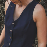 Colete Alfaiataria Calêndula de Linho e Viscose FSC™ Azul Escuro. Compre online moda sustentável e atemporal na Minimadeia, marca slow fashion de roupas femininas. Foto produto SET25 12