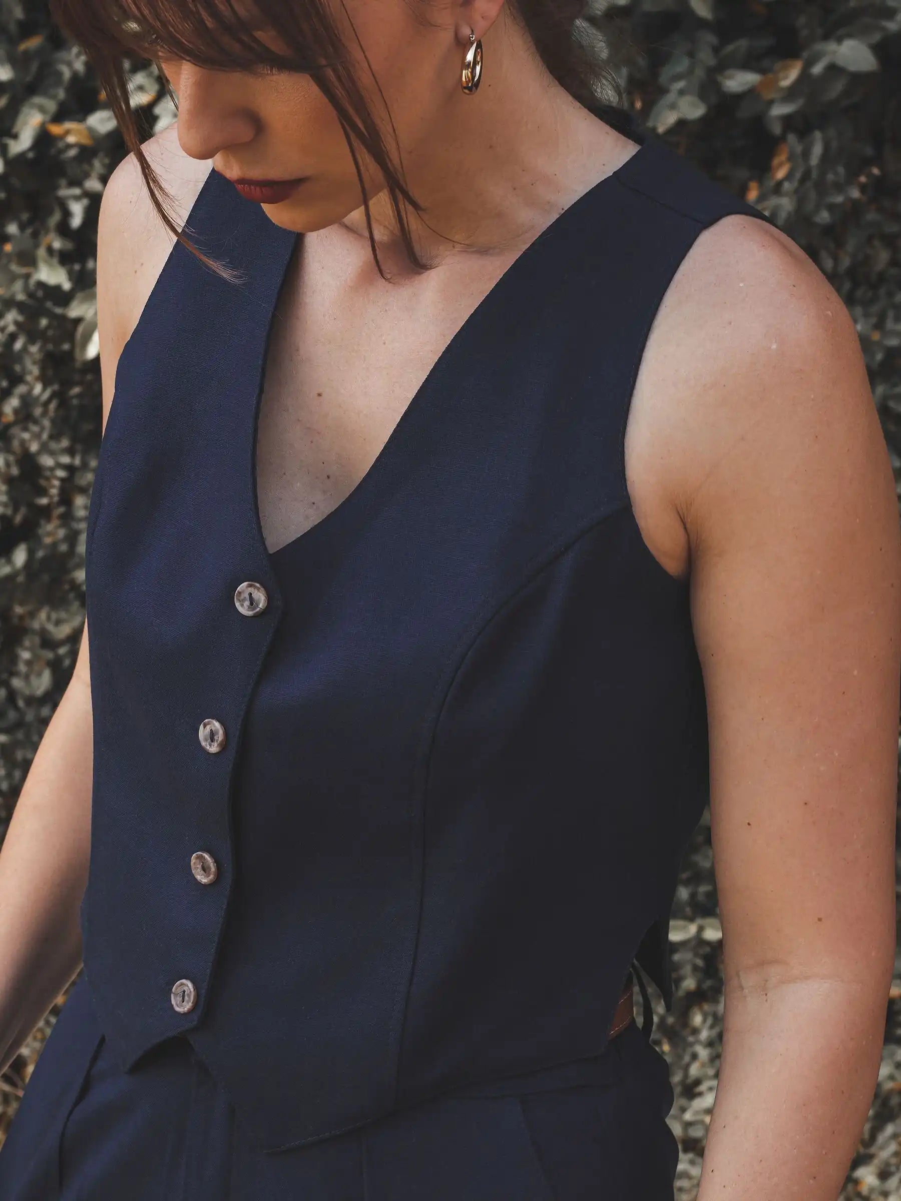 Colete Alfaiataria Calêndula de Linho e Viscose FSC™ Azul Escuro. Compre online moda sustentável e atemporal na Minimadeia, marca slow fashion de roupas femininas. Foto produto SET25 12