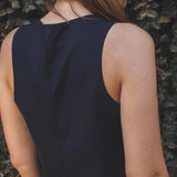 Colete Alfaiataria Calêndula de Linho e Viscose FSC™ Azul Escuro. Compre online moda sustentável e atemporal na Minimadeia, marca slow fashion de roupas femininas. Foto produto SET25 15