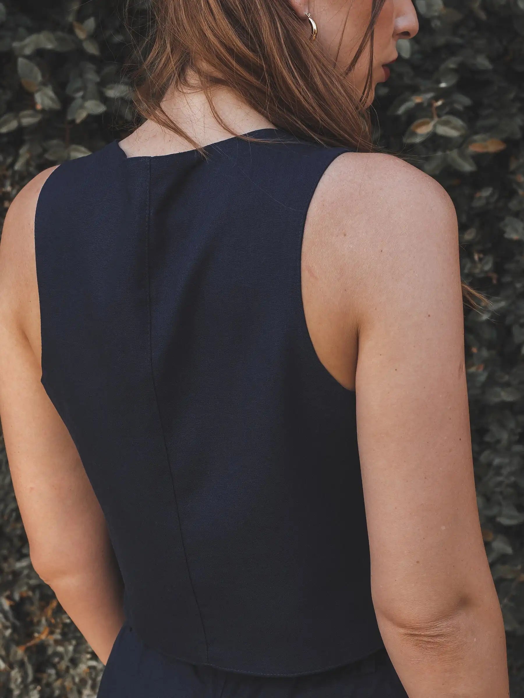 Colete Alfaiataria Calêndula de Linho e Viscose FSC™ Azul Escuro. Compre online moda sustentável e atemporal na Minimadeia, marca slow fashion de roupas femininas. Foto produto SET25 15