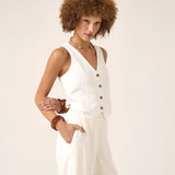 Colete Alfaiataria de Linho e Viscose FSC™ Calêndula Branco Off White. Compre online moda sustentável e atemporal na Minimadeia, marca slow fashion de roupas femininas. Foto produto ABR25 01