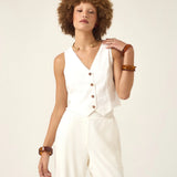 Colete Alfaiataria de Linho e Viscose FSC™ Calêndula Branco Off White. Compre online moda sustentável e atemporal na Minimadeia, marca slow fashion de roupas femininas. Foto produto ABR25 02