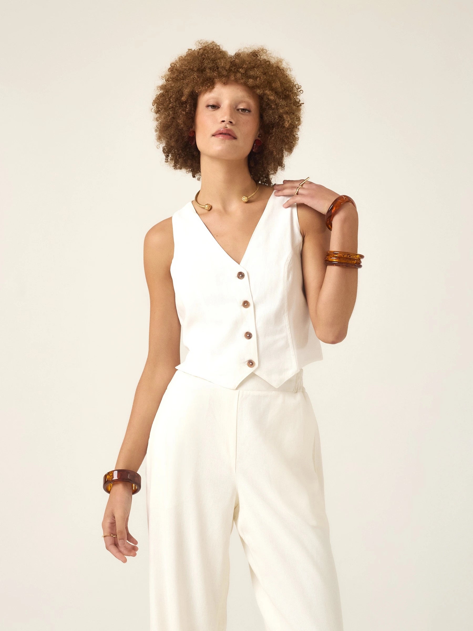 Colete Alfaiataria de Linho e Viscose FSC™ Calêndula Branco Off White. Compre online moda sustentável e atemporal na Minimadeia, marca slow fashion de roupas femininas. Foto produto ABR25 02