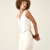 Colete Alfaiataria de Linho e Viscose FSC™ Calêndula Branco Off White. Compre online moda sustentável e atemporal na Minimadeia, marca slow fashion de roupas femininas. Foto produto ABR25 03