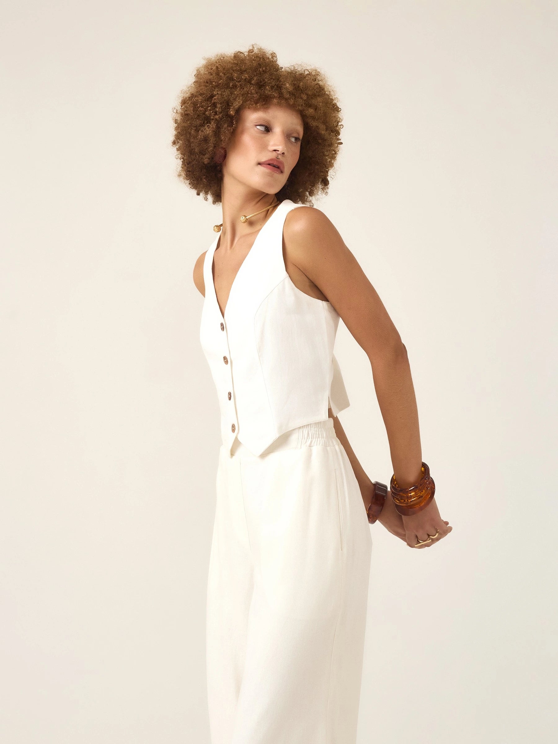 Colete Alfaiataria de Linho e Viscose FSC™ Calêndula Branco Off White. Compre online moda sustentável e atemporal na Minimadeia, marca slow fashion de roupas femininas. Foto produto ABR25 03