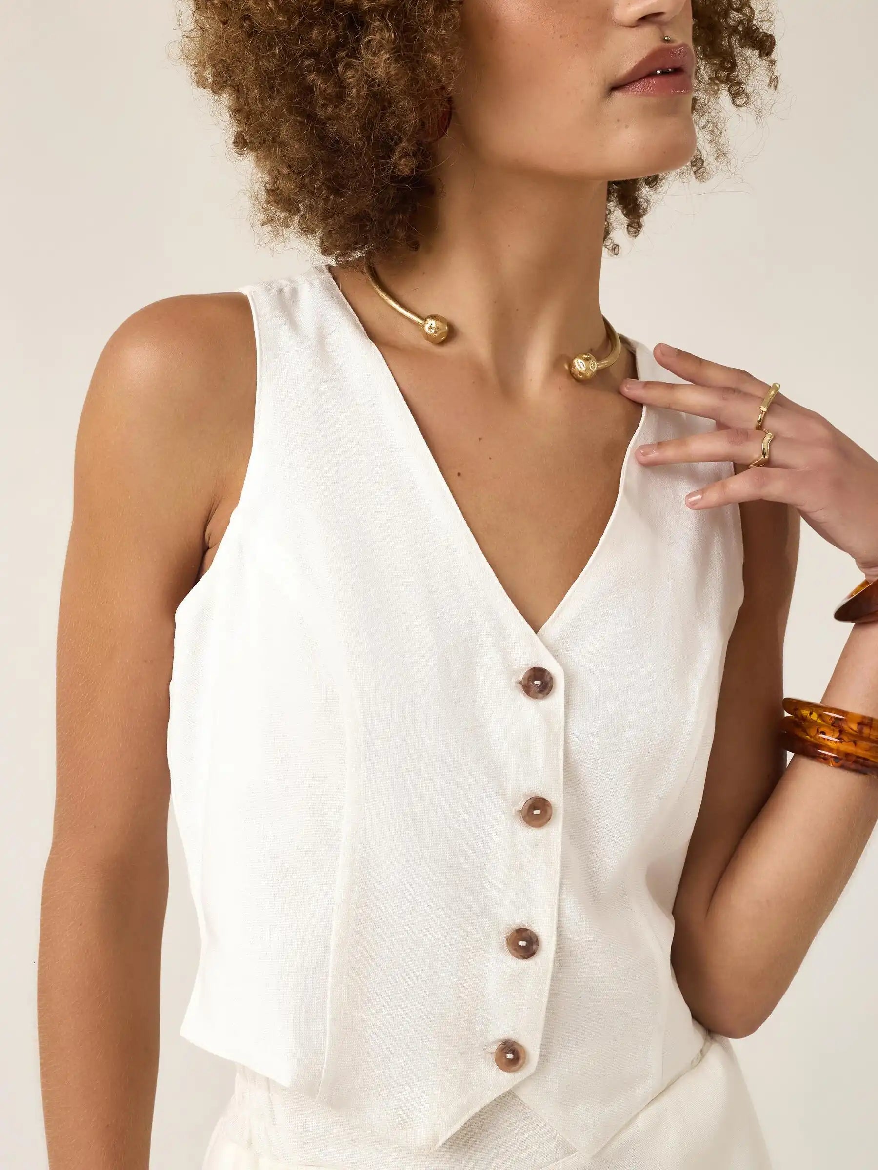 Colete Alfaiataria de Linho e Viscose FSC™ Calêndula Branco Off White. Compre online moda sustentável e atemporal na Minimadeia, marca slow fashion de roupas femininas. Foto produto ABR25 06