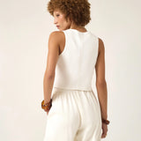 Colete Alfaiataria de Linho e Viscose FSC™ Calêndula Branco Off White. Compre online moda sustentável e atemporal na Minimadeia, marca slow fashion de roupas femininas. Foto produto ABR25 07