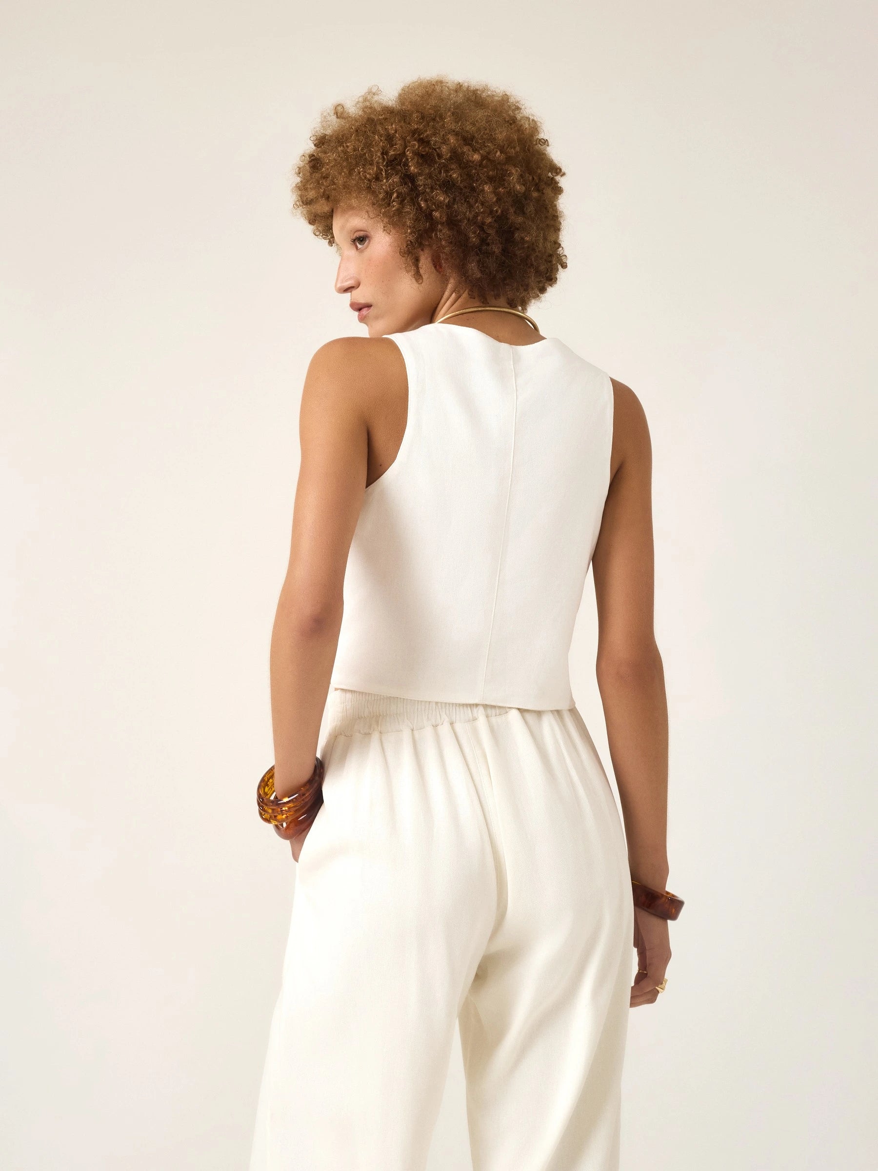 Colete Alfaiataria de Linho e Viscose FSC™ Calêndula Branco Off White. Compre online moda sustentável e atemporal na Minimadeia, marca slow fashion de roupas femininas. Foto produto ABR25 07