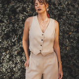 Colete Alfaiataria Calêndula de Linho e Viscose FSC™ Bege Claro. Compre online moda sustentável e atemporal na Minimadeia, marca slow fashion de roupas femininas. Foto produto JUL25 07